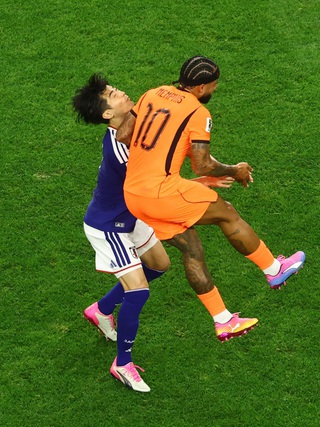 Depay gây phẫn nộ vì đánh vào mặt cầu thủ Nhật Bản, video lộ chứng cứ ‘rành rành’: VAR bị réo tên