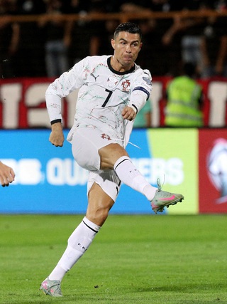 Giữa bão tranh cãi, Bruno Fernandes nói gì về Ronaldo?