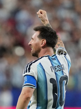 Nhà báo Argentina bất ngờ tiết lộ bí mật xót xa khiến Messi phải khóc