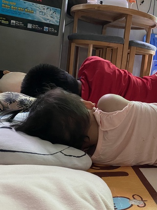 Tranh cãi chuyện cho con ngủ trễ dịp hè