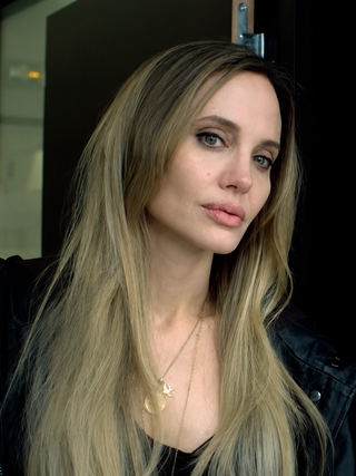 Angelina Jolie trải lòng về nỗi đau mất mẹ