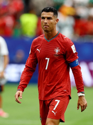 Ronaldo vùng vằng bỏ đội rời sân, HLV Bồ Đào Nha bối rối: 'Chưa quen quy trình'