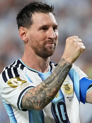 Messi vô tình đặt ra tiêu chuẩn cao tận ‘trời’, Ronaldo áp lực nghìn cân