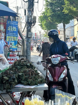 Tết Đoan Ngọ ăn bánh ú tro, nhớ quê nhà da diết