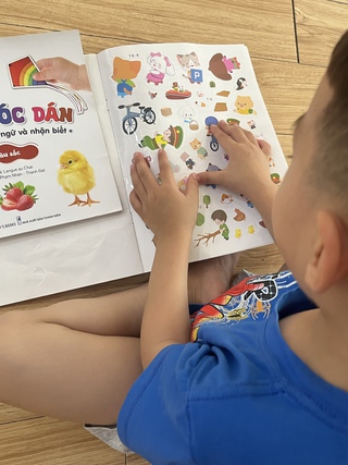 Giật mình với đồ trẻ chơi mỗi ngày: Sticker bạo lực đội lốt hình dễ thương