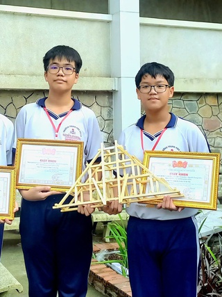 Độc đáo cây cầu mini bằng gỗ chịu tải trọng hàng trăm kg