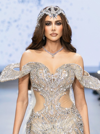 Miss Grand International All Stars diện váy cắt xẻ, làm vedette cho Nguyễn Minh Tuấn