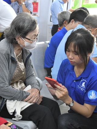 Sau 20 ngày, hơn 200.000 người dân được thanh niên hỗ trợ chuyển đổi số