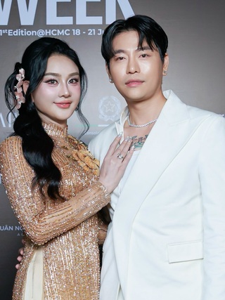 Lâm Khánh Chi tình tứ bên trai trẻ đến chúc mừng ‘người quen’