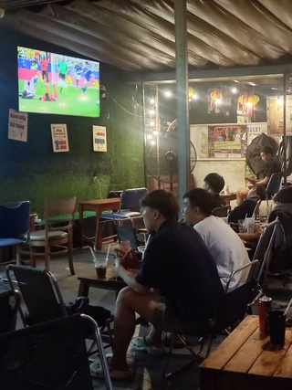 Đêm World Cup ở TP.HCM: Người trẻ chen kín quán cà phê, reo hò theo pha bóng