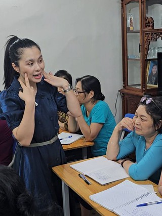Cô giáo gieo niềm vui cho lớp học tuổi xế chiều