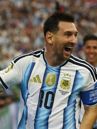 Messi đảo ngược tình thế trong cuộc đua Vua phá lưới World Cup: Bỏ xa Ronaldo, kém một người