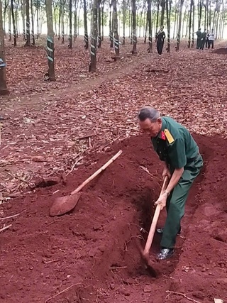 Lão nông 13 năm miệt mài tìm kiếm hài cốt liệt sĩ