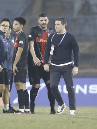 Becamex TP.HCM bất ngờ chiêu mộ HLV Tây Ban Nha từng là thầy cũ Hoàng Đức: Quyết tái xuất V-League