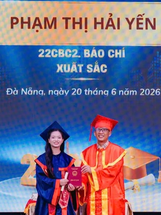 Thủ khoa báo chí xuất sắc 22 tuổi: ‘Có hôm em vừa khóc vừa viết bài’
