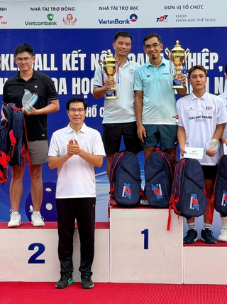 Độc Lập và Hoàng Quỳnh đăng quang giải pickleball tại Trường ĐH Tôn Đức Thắng
