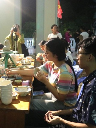 7 giờ tối, nhiều người rủ nhau vào bảo tàng để làm gì?