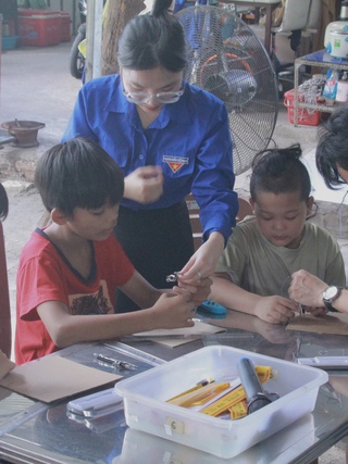 'Gia sư áo xanh': Đưa STEM và kỹ năng sống vào lớp học tình thương
