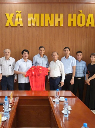 HLV Mai Đức Chung dùng tiền thưởng Anh hùng lao động ủng hộ đồng bào khó khăn