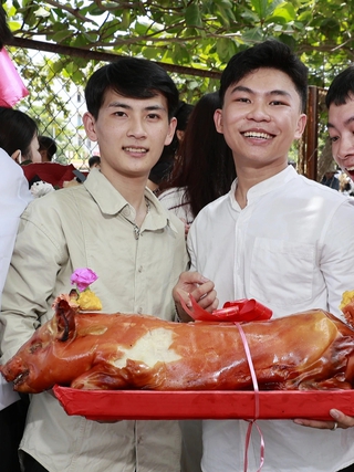 Chàng trai mang hẳn con heo quay 5 kg đến lễ tốt nghiệp tặng bạn