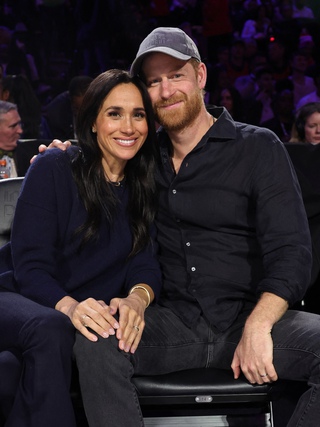 Bạn bè tiết lộ điều 'công chúng không hề biết' về Hoàng tử Harry - Meghan Markle