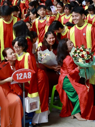 Thầy hiệu trưởng nhắn học trò 'phía trước là bầu  trời', trước ngày thi tốt nghiệp THPT