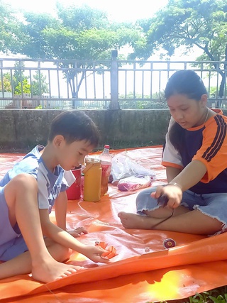 Thay điện thoại bằng công viên xanh mát, nơi này đang hút đông gia đình dịp hè