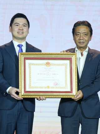 CLB Hà Nội kỷ niệm 20 năm thành lập, đón nhận Huân chương Lao động hạng nhì