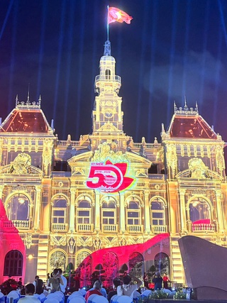 3D Mapping thắp sáng bầu trời TP.HCM dịp 50 năm thành phố mang tên Bác