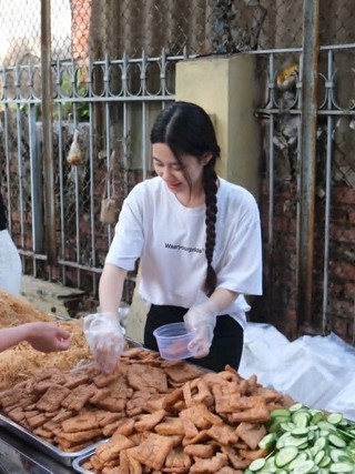Lan tỏa yêu thương từ những bữa cơm nghĩa tình