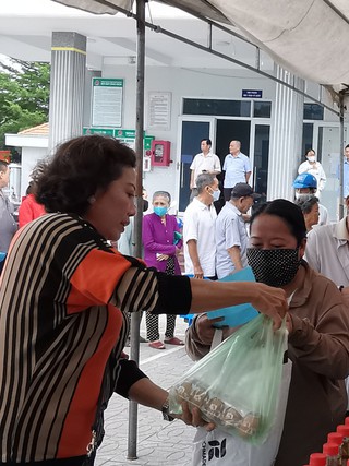 Ấm tình người giữa phiên chợ nhân đạo