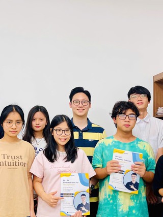 Chàng trai 25 tuổi đứng sau 11 học sinh đạt điểm SAT tuyệt đối 1.600