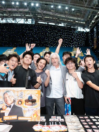 Đầu bếp Mỹ 'Thánh Liêm' Leslie Gilliams ký tặng gần 1.000 CĐV tại The Grand Esports