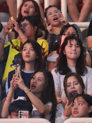 Xếp hàng từ chiều, chi tiền triệu: Sức hút nào khiến người trẻ mê concert?