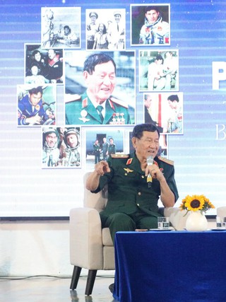 Anh hùng Phạm Tuân kể về khoảnh khắc nhìn Việt Nam từ vũ trụ