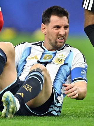 Argentina đặt quá nhiều gánh nặng lên vai Messi: Thiên tài cũng có lúc mệt!