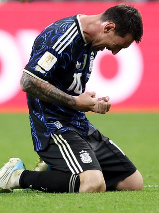 Messi tri ân huyền thoại: 'Trên thiên đàng, Maradona đang tận hưởng chiến thắng tuyệt vời này’