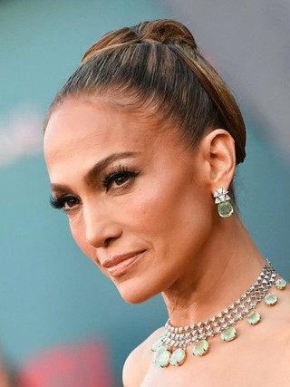 Jennifer Lopez biến tiệc sinh nhật thành sàn diễn thời trang