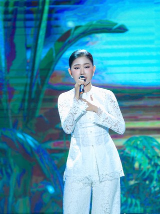 Danh ca Thái Châu khuyên cô gái hát 'Chị đi tìm em' nên tiết chế cảm xúc
