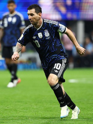 Messi xuất chúng đến vậy, Tây Ban Nha ngăn chặn kiểu gì?