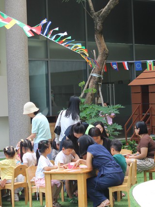 Thấy con hỏi 'vì sao', nhiều cha mẹ vô tình 'Hỏi gì nhiều thế'