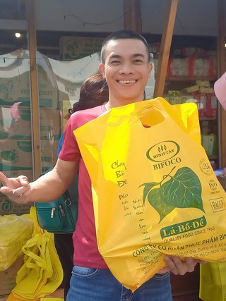 Phiên chợ bình ổn giá có gì mà thu hút nhiều thanh niên công nhân?
