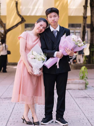 Nam sinh mồ côi cha trở thành thủ khoa kép từ những tảo tần của mẹ