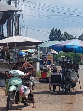Lấn đường buôn bán gây nguy hiểm