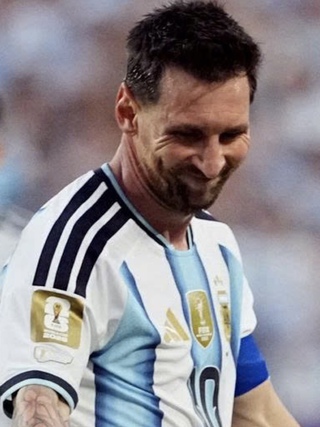 Dư luận dậy sóng sau tấm thẻ đỏ của tuyển thủ Mỹ, nghi vấn Messi được thiên vị: Cùng giẫm chân thô bạo mà…