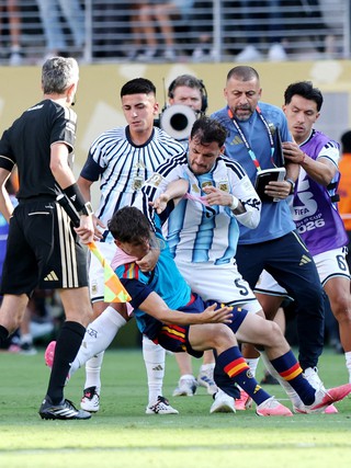 FIFA điều tra màn ẩu đả giữa Argentina và Tây Ban Nha sau chung kết World Cup