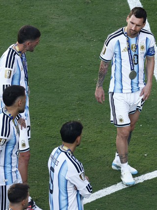 Video Messi trấn an đồng đội Argentina trước chung kết được tiết lộ, CĐV đặt nhiều dấu hỏi
