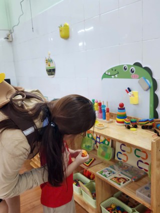 UBND xã đình chỉ đồ chơi học liệu mầm non bạo lực, vi phạm pháp luật