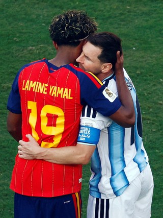 Bức tranh tường khắc họa khoảnh khắc của Messi và Yamal ở chung kết World Cup bị phá hoại