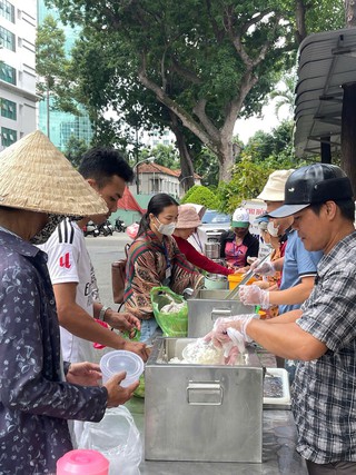 Những suất cơm trao gửi yêu thương